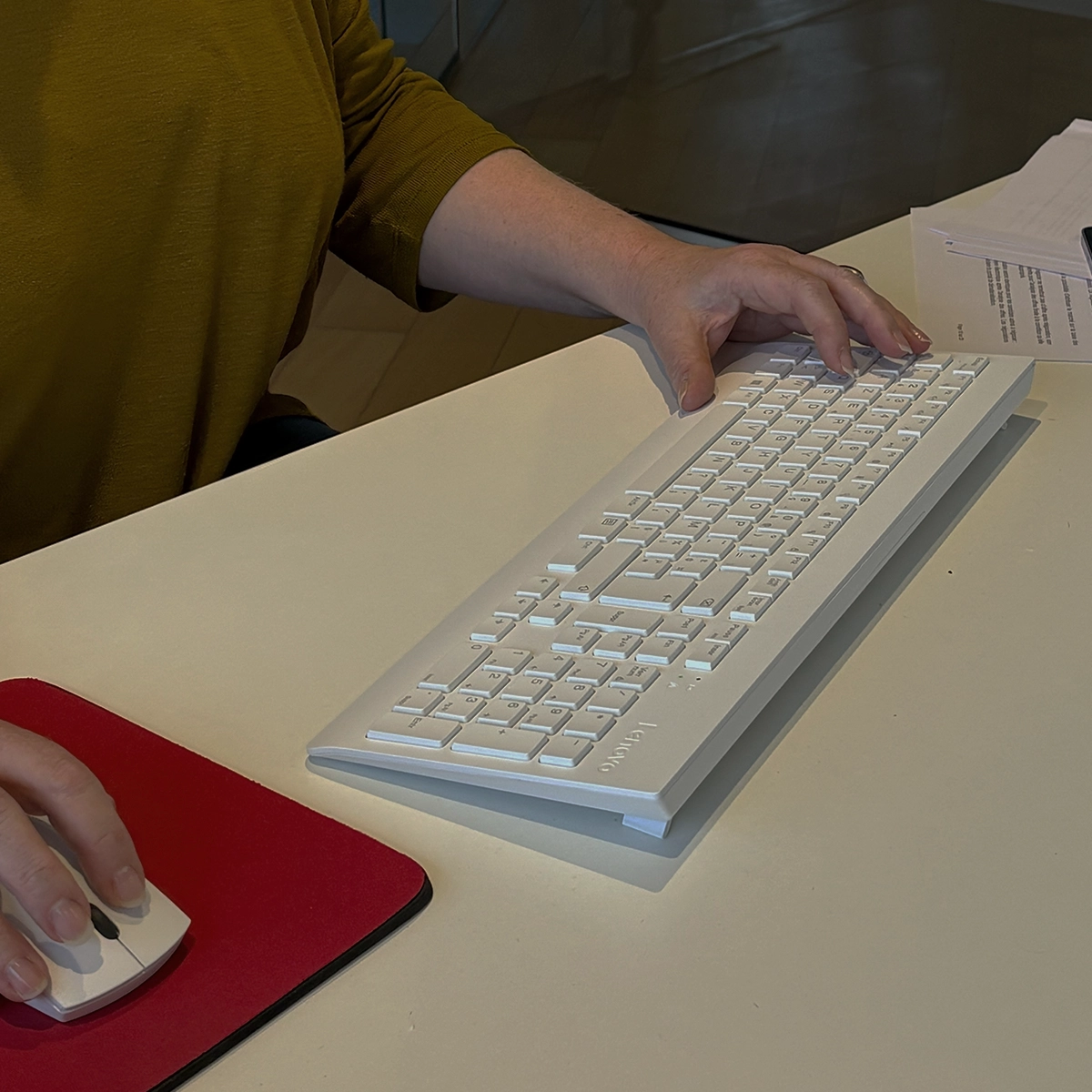 Rédaction d’une réponse à appel d’offre sur ordinateur par un consultant